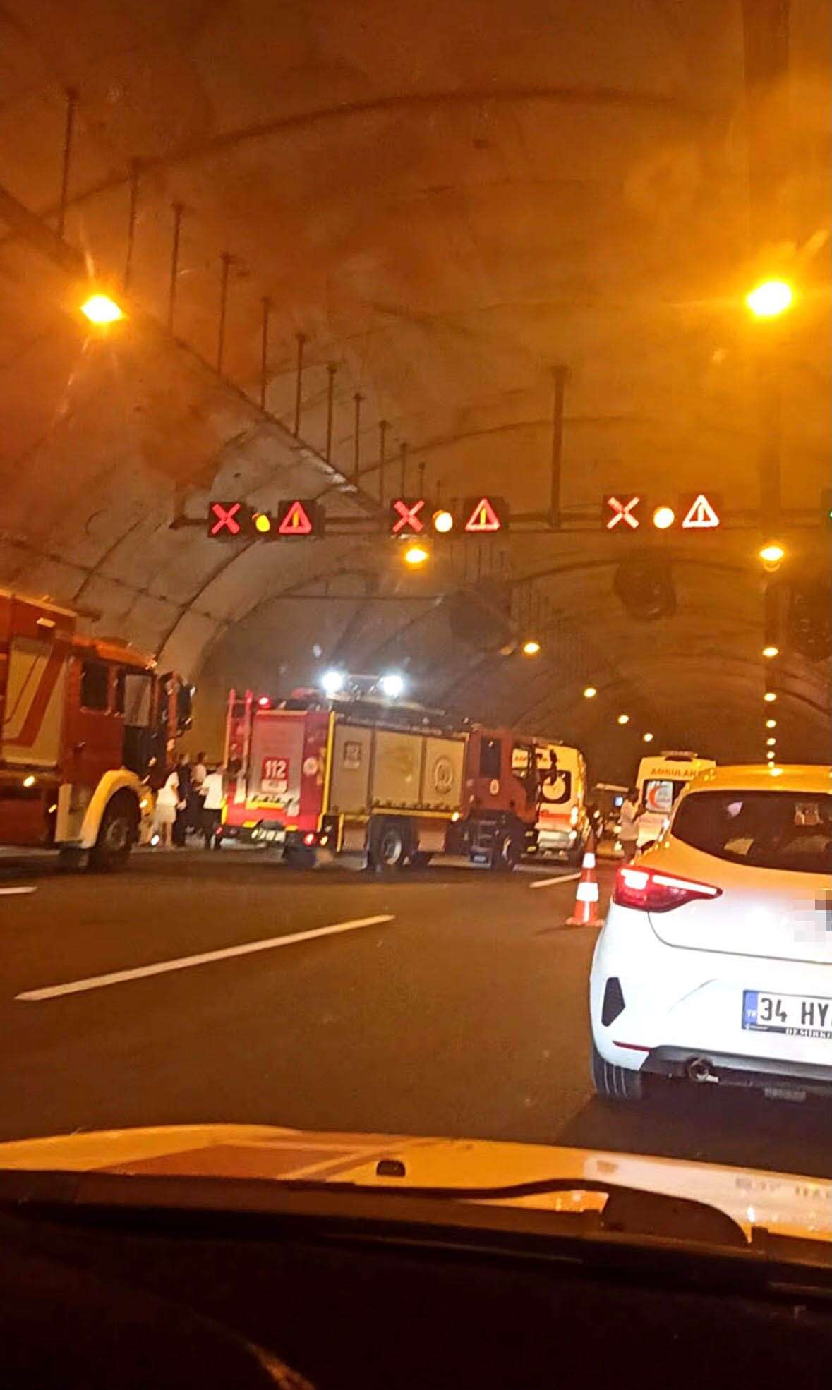 Hafif ticari araç tünel duvarına çarptı! 3 ölü, 1 yaralı 2